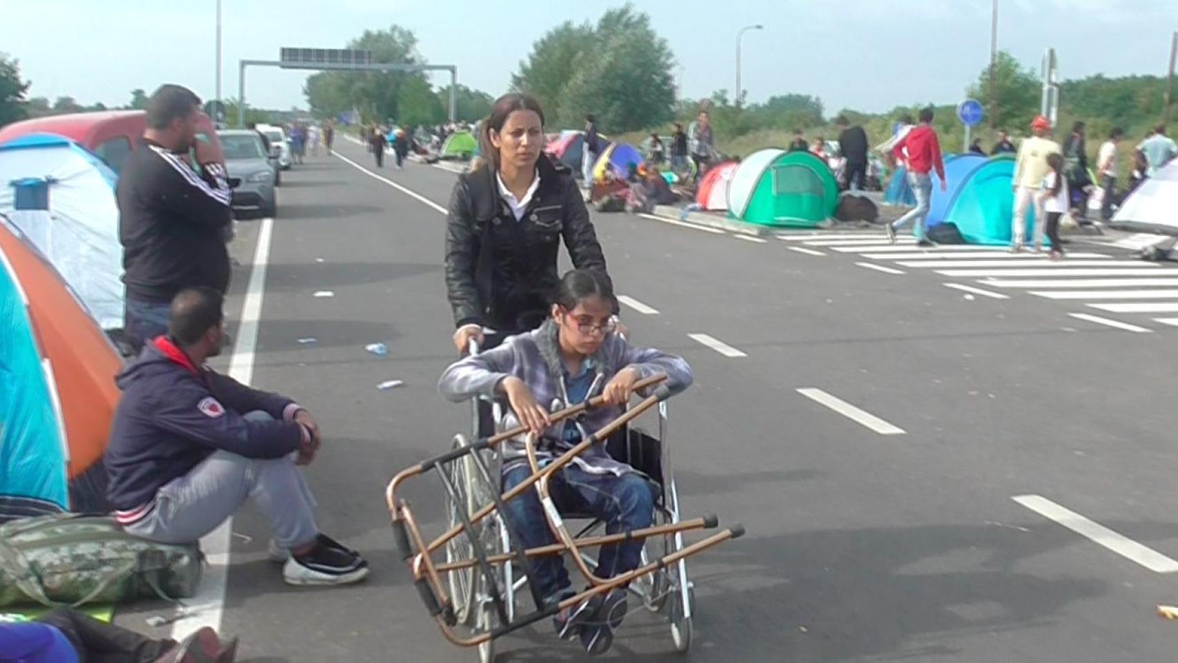 La hermana de Nujeen la ayuda para avanzar junto a los demás demandantes de asilo.