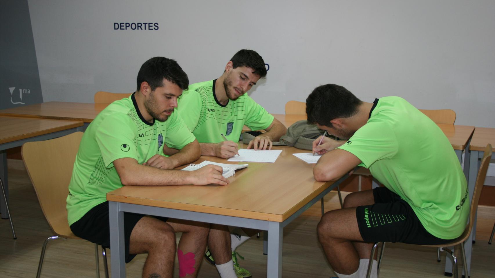 Juanra, Miguel Conde y Miguel Fernández estudian antes de entrenar.