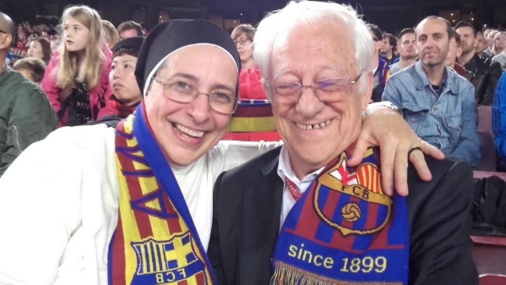 Sor Lucía Caram y el padre Ángel, con la bufanda del Barça en el Camp Nou.