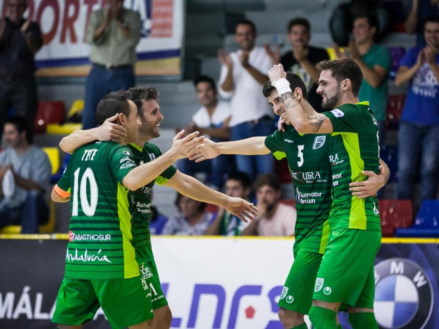 Los jugadores del Antequera celebran un gol.