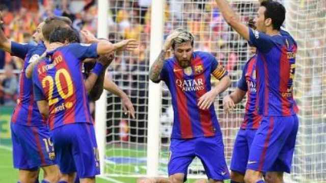 Los jugadores del Barcelona se tiran tras el botellazo.