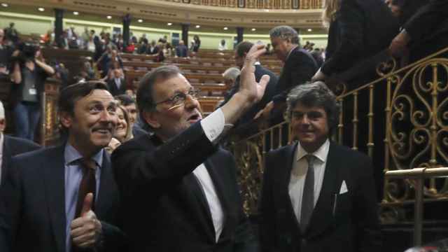 Mariano Rajoy junto con su portavoz, Rafael Hernando (i) y su jefe de gabinete, Jorge Moragas.