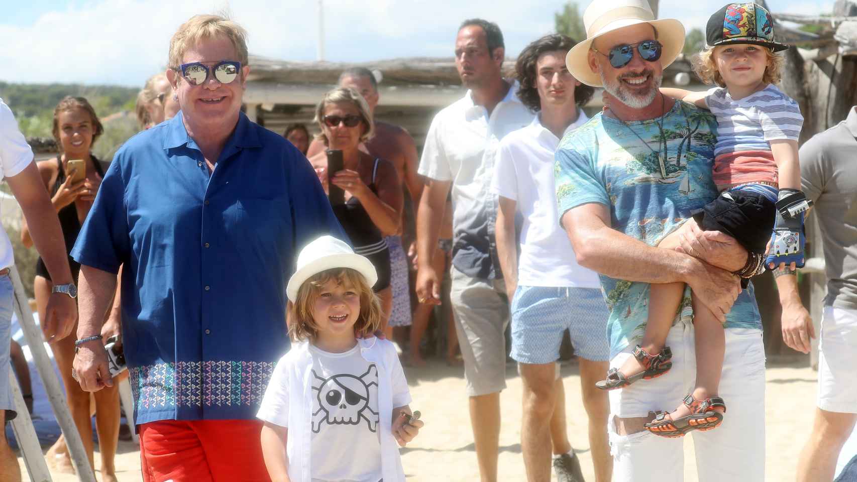 Elton John, su marido y sus hijos.