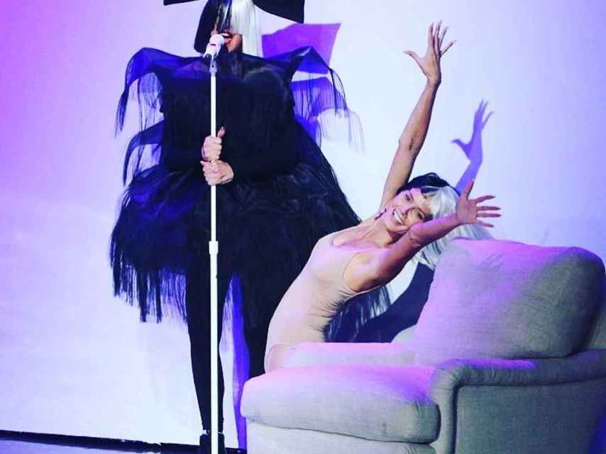 Heidi Klum como una de las bailarinas de la cantante Sia.