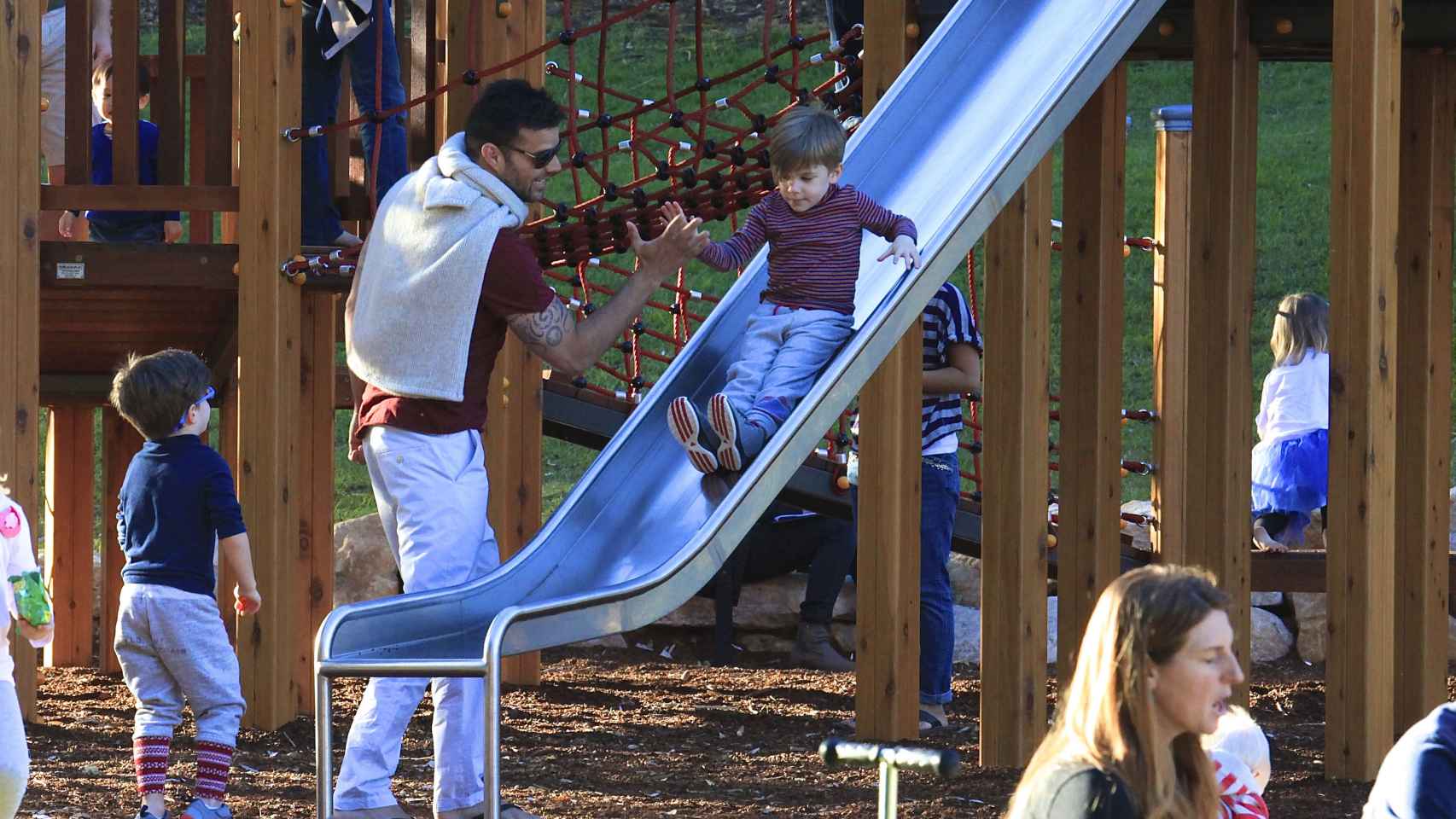 Ricky Martin con sus hijos en el parque.
