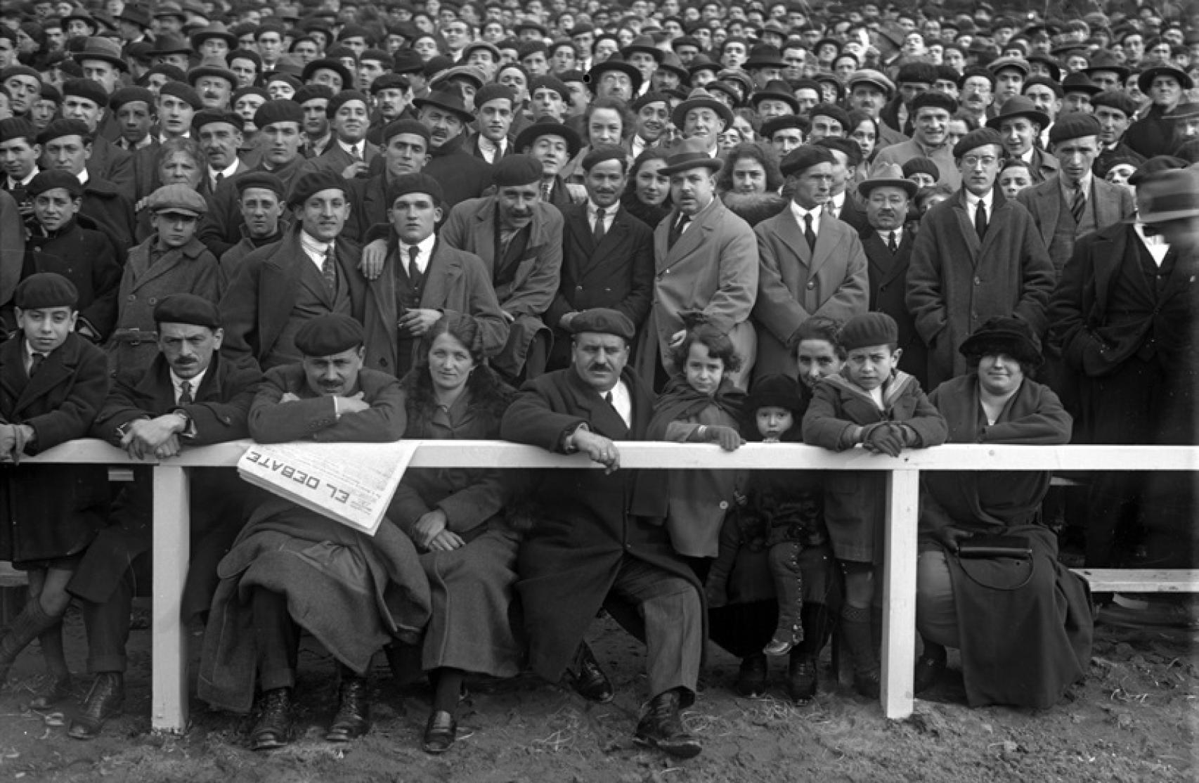 A la espera del inicio del partido de fútbol en Atotxa, 1923.