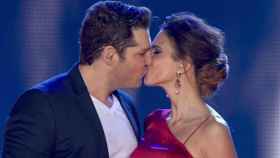 El beso entre Manu Tenorio y Nuria Fergó durante el concierto.