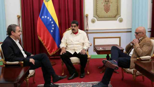 Nicolás Maduro (c), durante su encuentro con Zapatero (i) en el palacio de Miraflores.