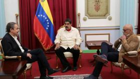 Nicolás Maduro (c), durante su encuentro con Zapatero (i) en el palacio de Miraflores.