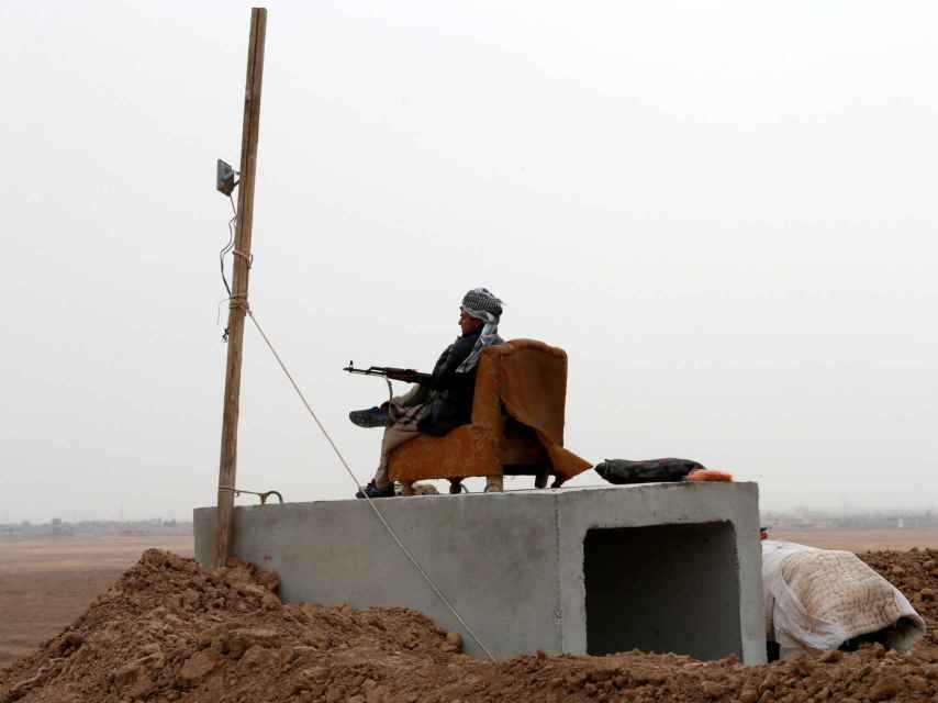 Un peshmerga kurdo vigila en las inmediaciones de Mosul.