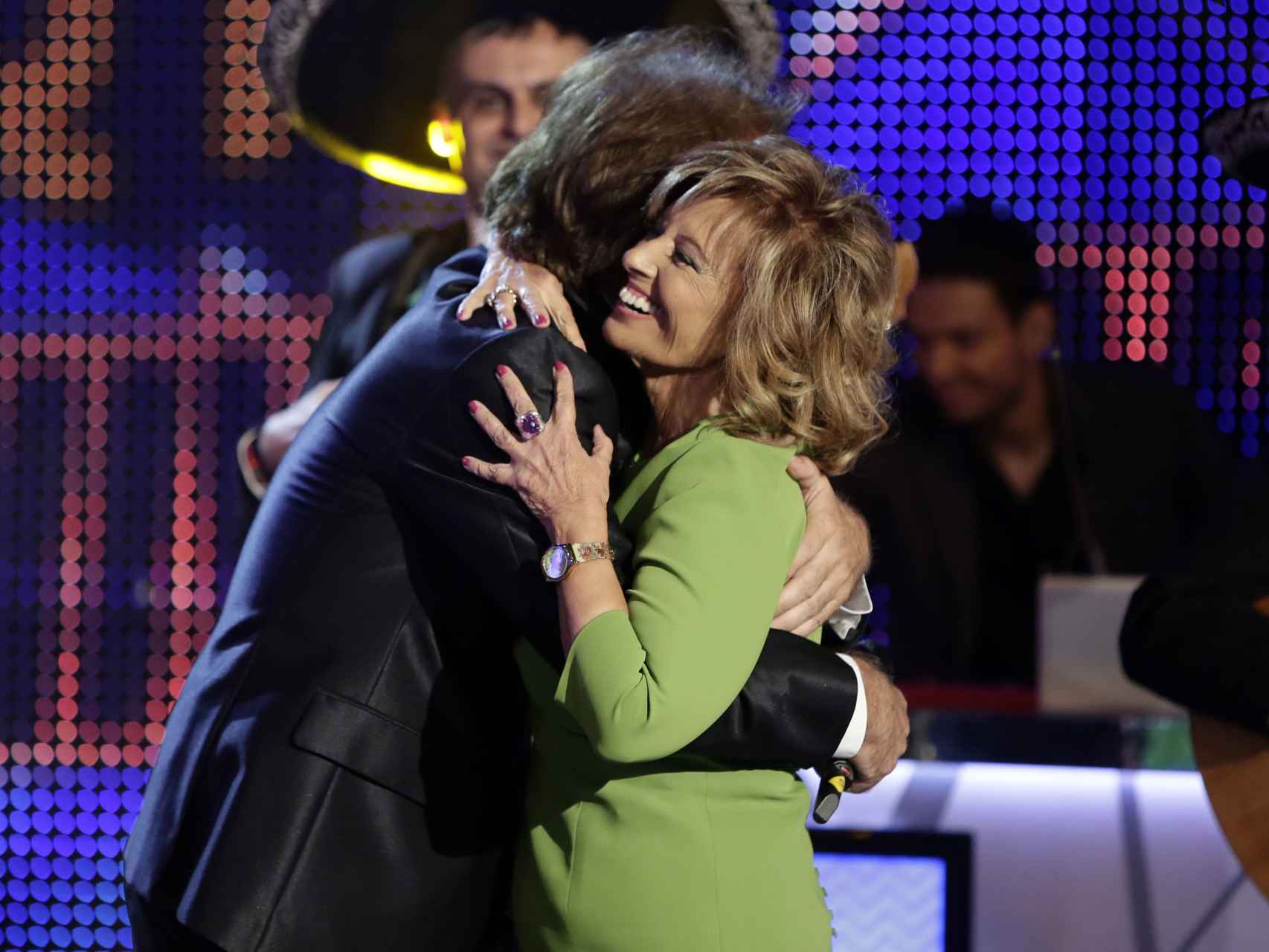 María Teresa y Bigote Arrocet se abrazan tras la actuación de este el fin de semana pasado en el programa