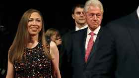 Bill Clinton y su hija Chelsea, a su llegada al último debate presidencial celebrado el 19 de octubre.