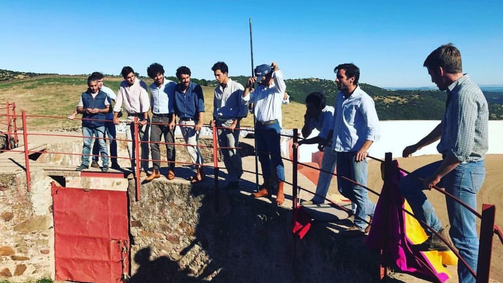 Madueño junto al resto de participantes de la corrida durante un entrenamiento en el campo