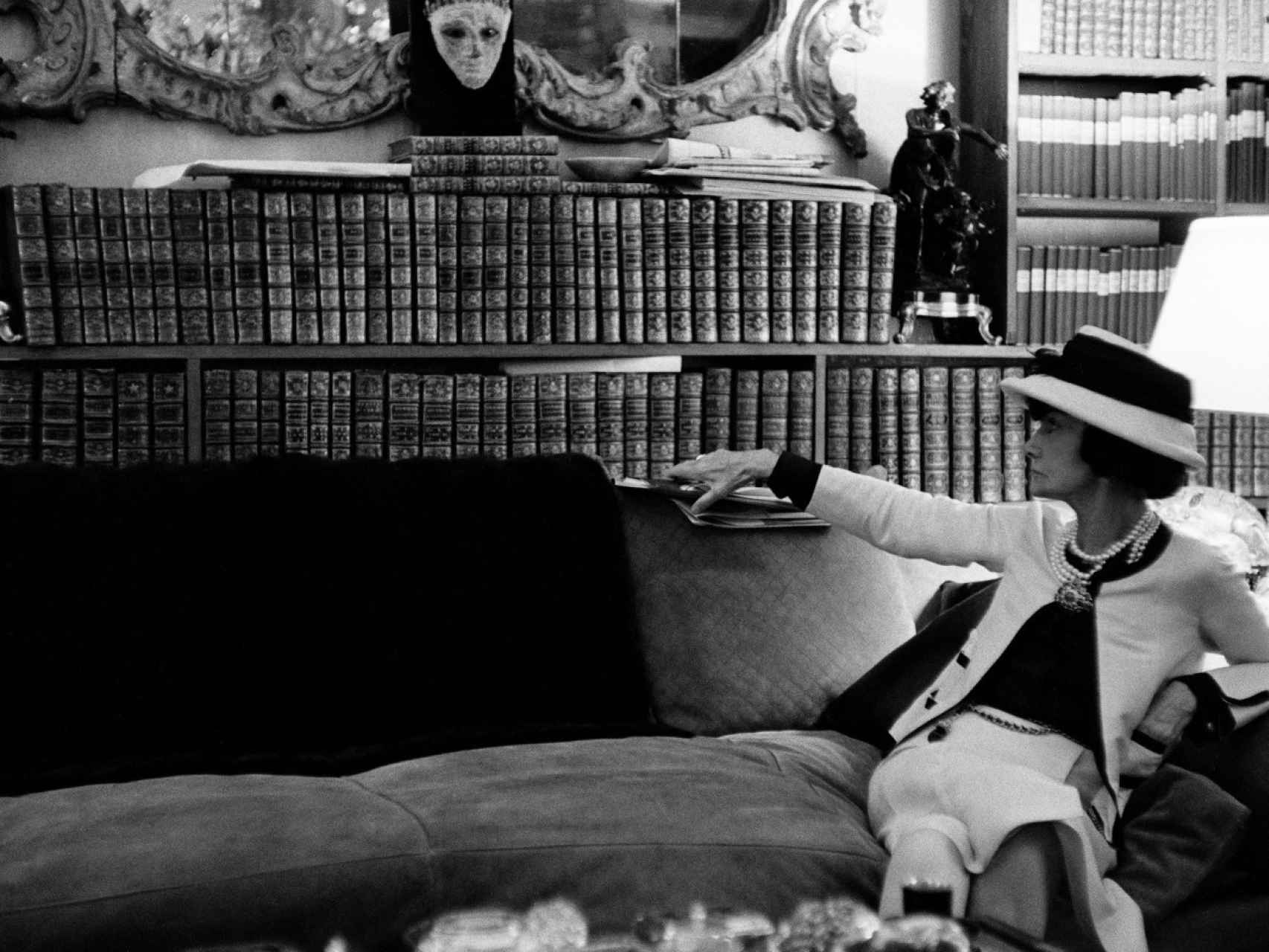 Gabrielle Chanel, en su apartamento de la Rue Cambon, junto a su impresionante biblioteca.