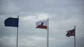 Banderas de Europa, Gibraltar y Reino Unido ondeando en el Peñón.