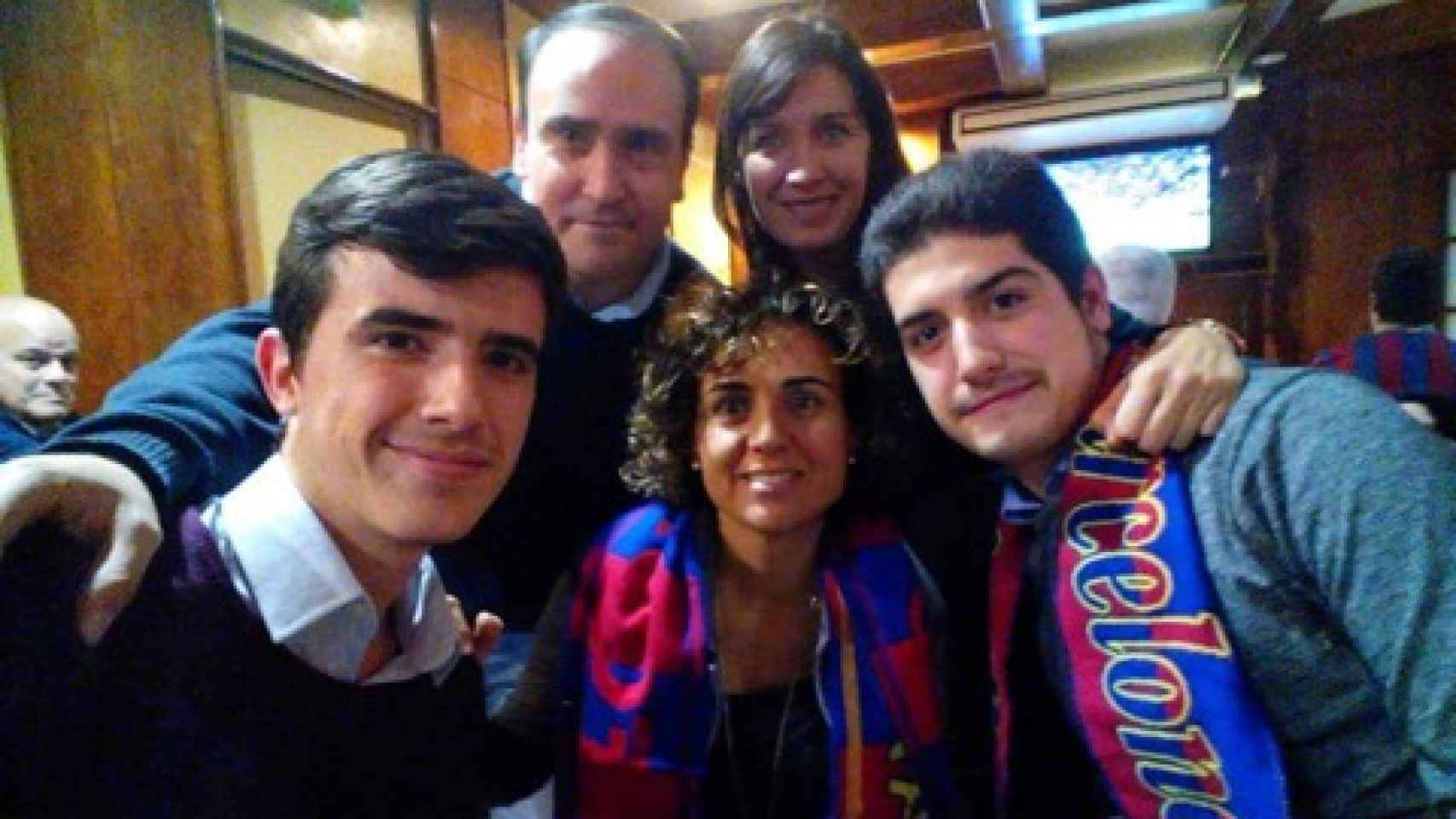 La ministra culé luce orgullosa una bufanda del Barça