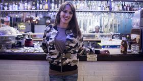 Bea 'La Legionaria' en la cafetería donde trabaja en Getafe