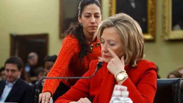 Hillary Clinton junto a su asesora y casi hija política Huma Abedin.
