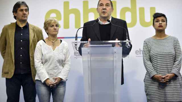El líder de EHBildu, Arnaldo Otegi (c),acompañados por varios miembros de su partido, durante la rueda de prensa que ha ofrecido este sábado en Bilbao