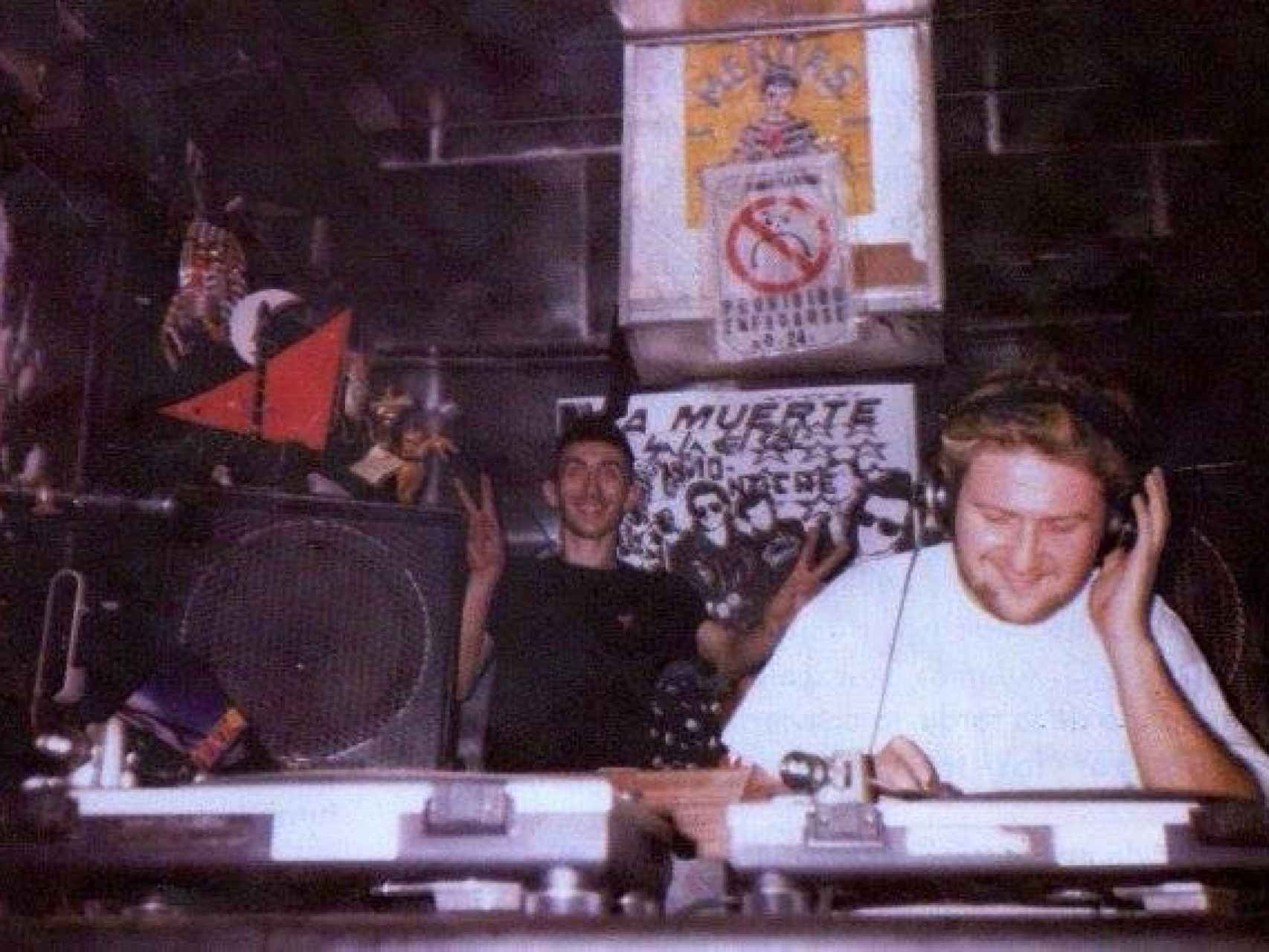 Nando Dixkontrol, en la imagen pinchando delante de Pepebilly, fue un DJ pionero
