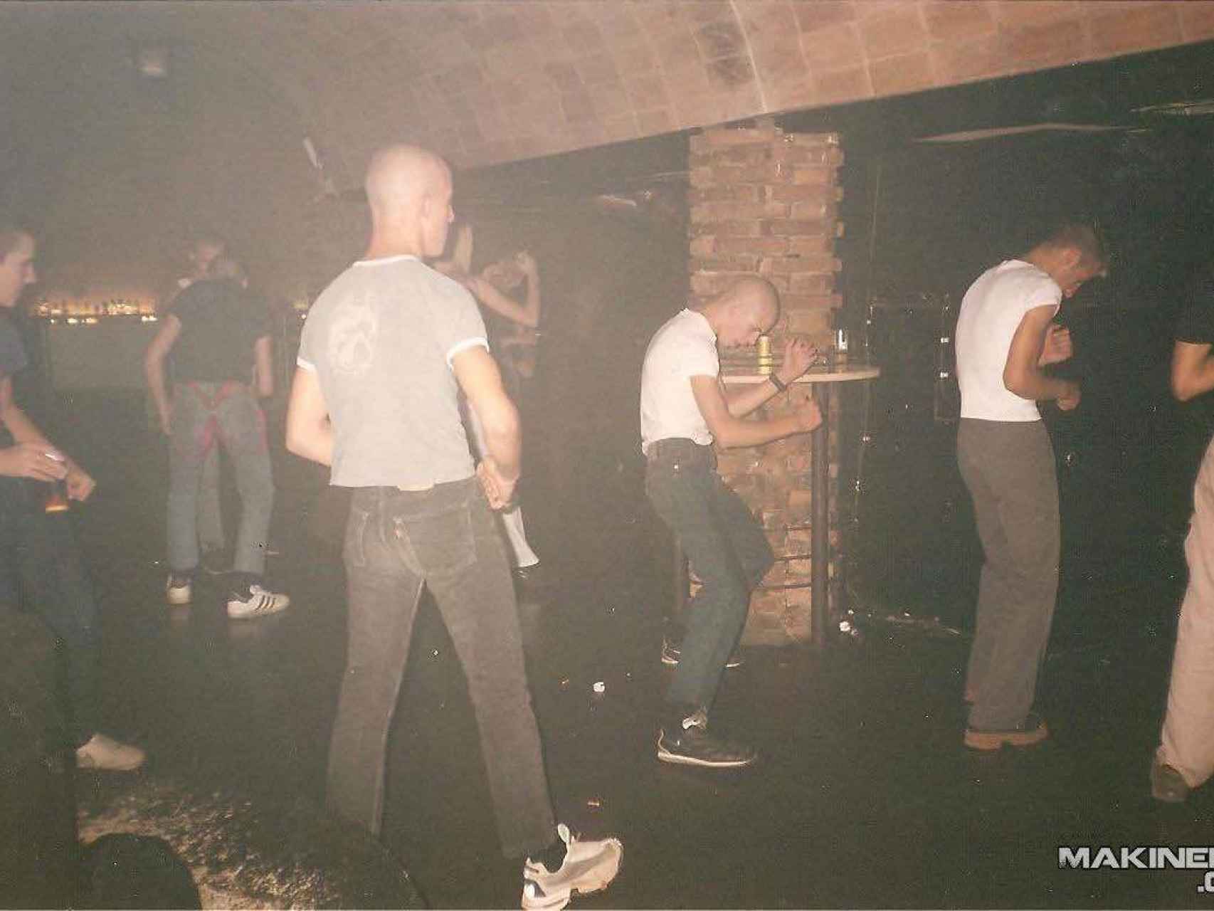 Jóvenes rapados bailan en la discoteca Nau B3 a finales de los 90