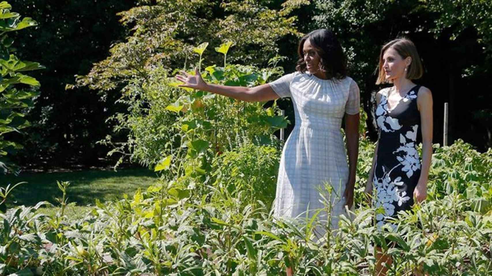 Michelle muestra a la reina Letizia el huerto ecológico que tiene en un extremo de la residencia presidencial