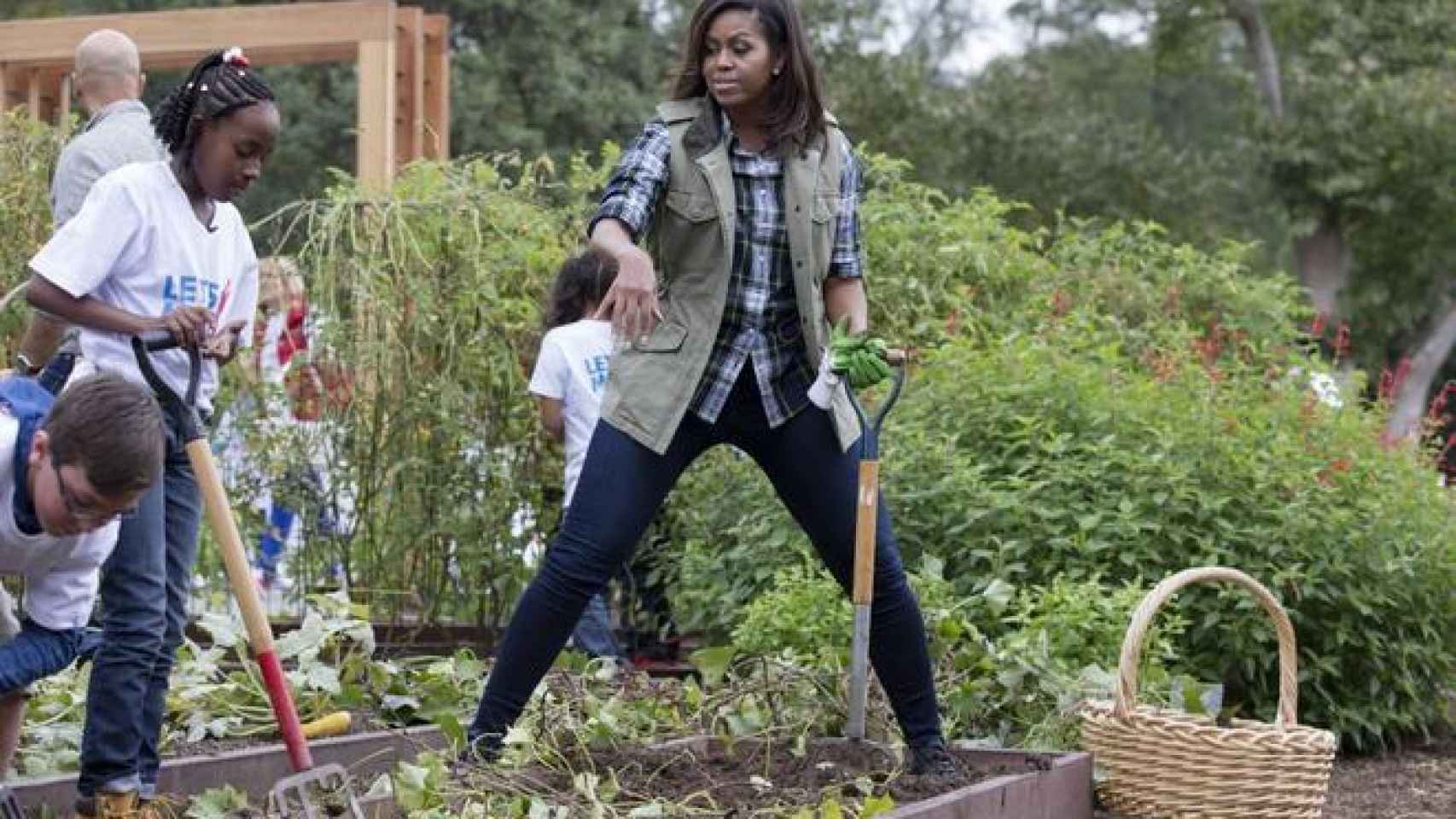 La mujer de Obama cultivando