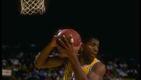 Magic Johnson, jugando con los Lakers.