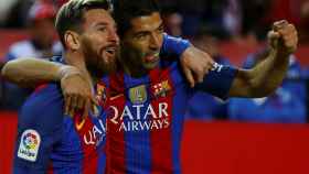 Messi se abraza con Suárez en uno de los goles del Barcelona.