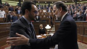 Rajoy es felicitado por el portavoz del PSOE, Antonio Hernando, el día de la investidura.