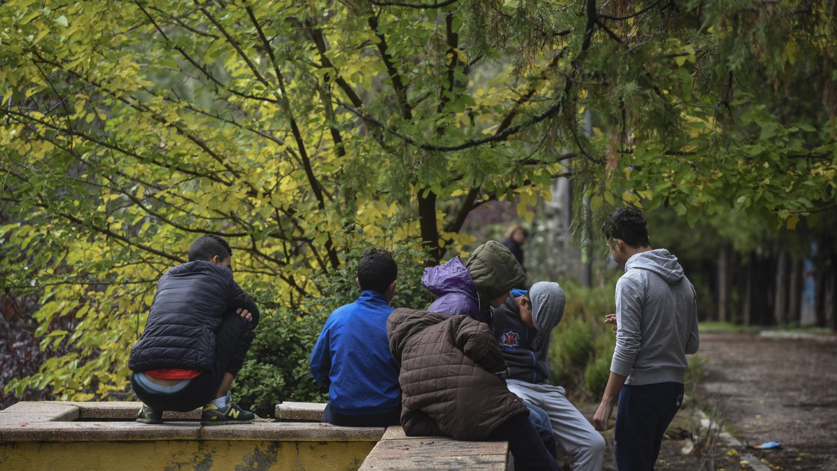 Algunos de los menores que viven en el parque.