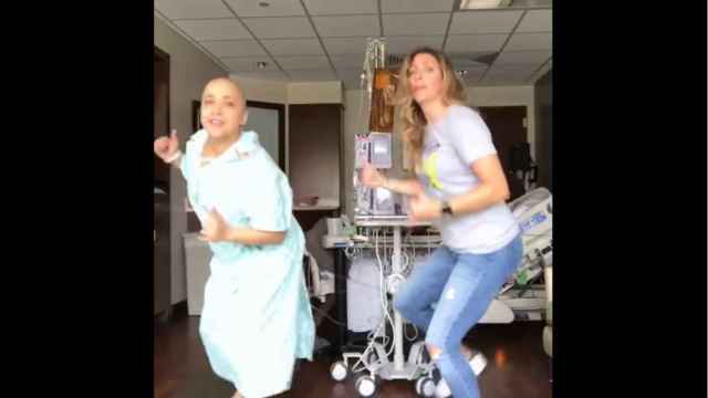 Las amigas bailando en la habitación del hospital antes de la sesión de quimio de Ana.