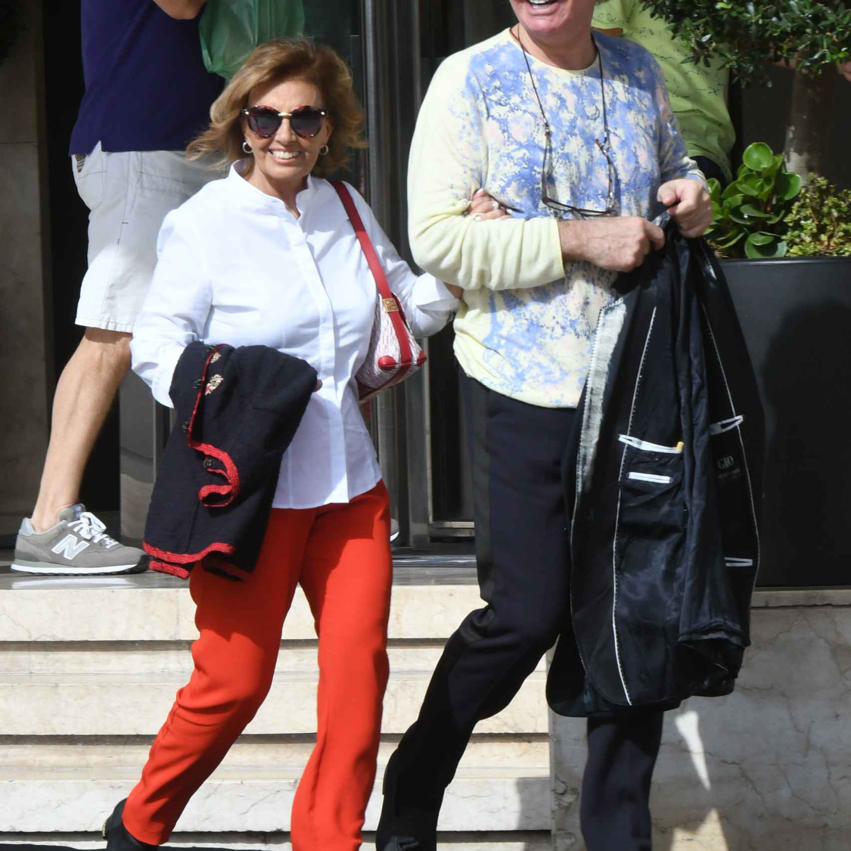 María Teresa y Bigote pasean del brazo por las calles de Marbella hace 10 días, poco después de las polémicas imágenes con otra mujer.