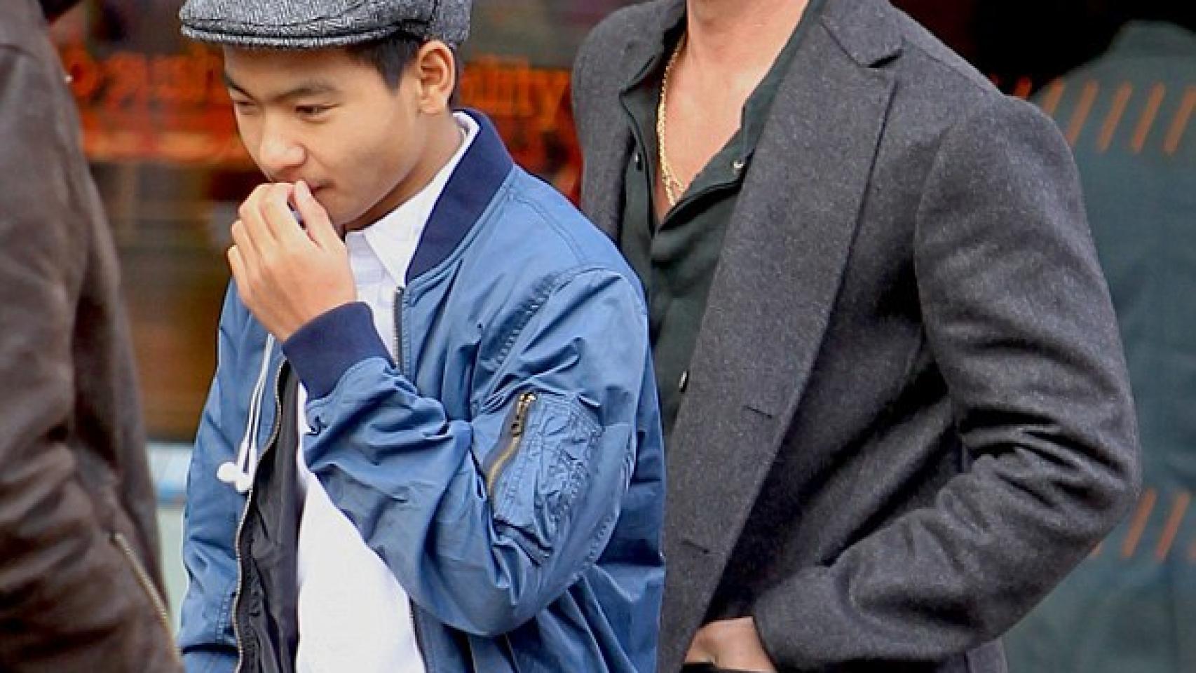 Brad Pitt con Maddox paseando por la calle