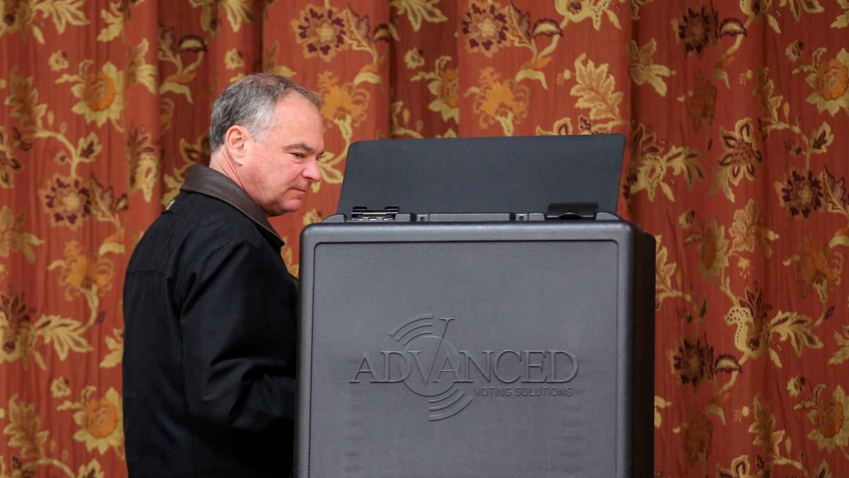 Tim Kaine acude a votar en Richmond, Virginia.