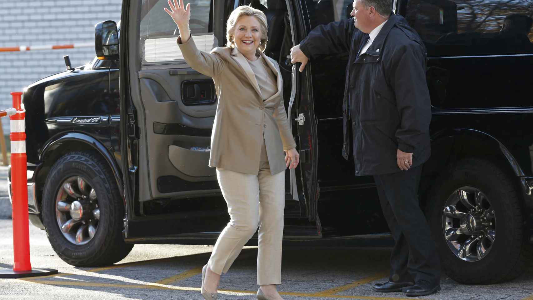 Clinton llega para votar en la escuela de Primaria Graffin en Chappaqua, Nueva York.
