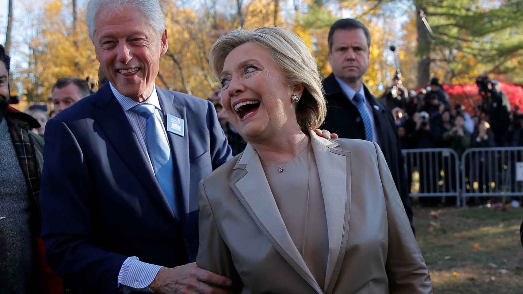 Bill y Hillary Clinton hablan animadamente con los periodistas tras votar el 8-N.
