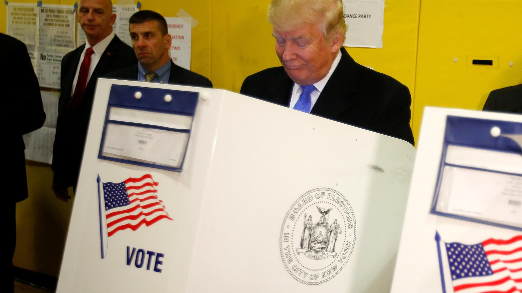 Donald Trump deposita su voto en un centro de votación cercano a la Trump Tower en Nueva York.
