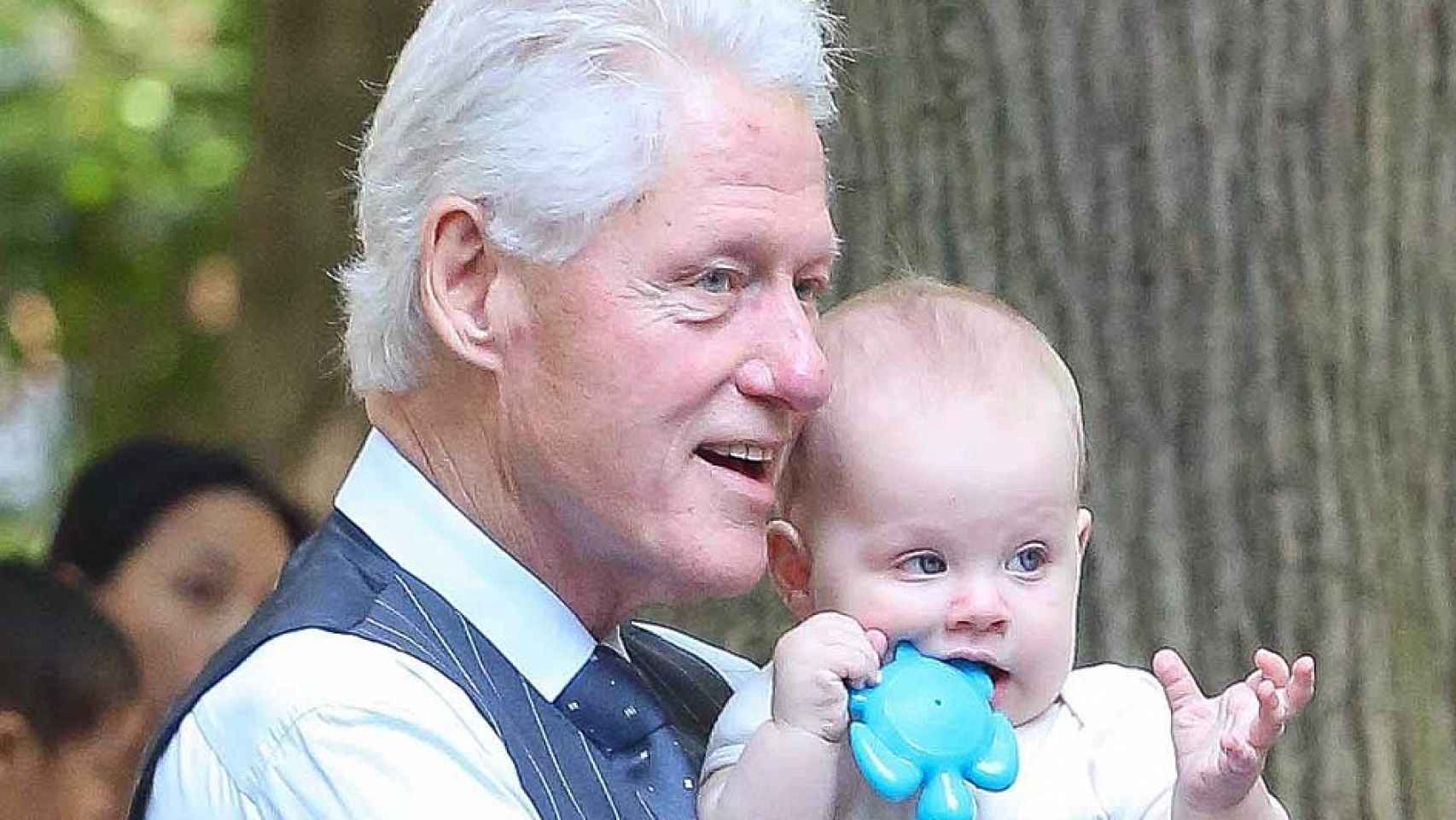 Bill Clinton con su nieto, el hijo de Chelsea