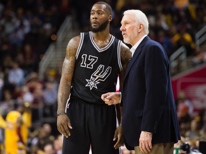 Simmons recibe instrucciones de Gregg Popovich.