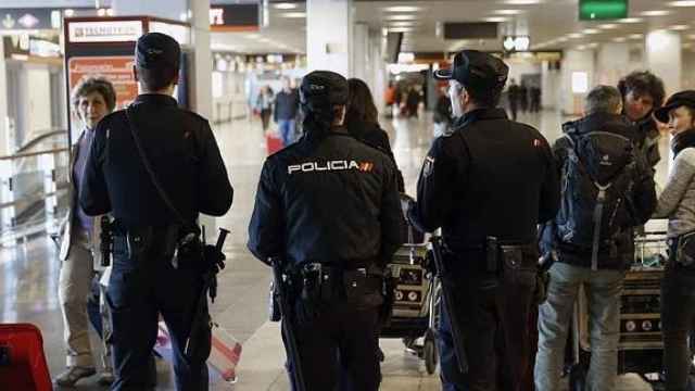 Agentes de la Policía Nacional patrullan el aeropuerto Adolfo Suárez Madrid-Barajas.