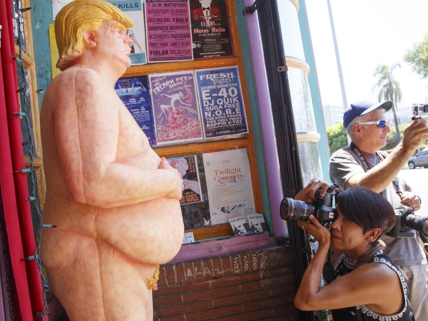 Una estatua desnuda del candidato republicano Donald Trump.