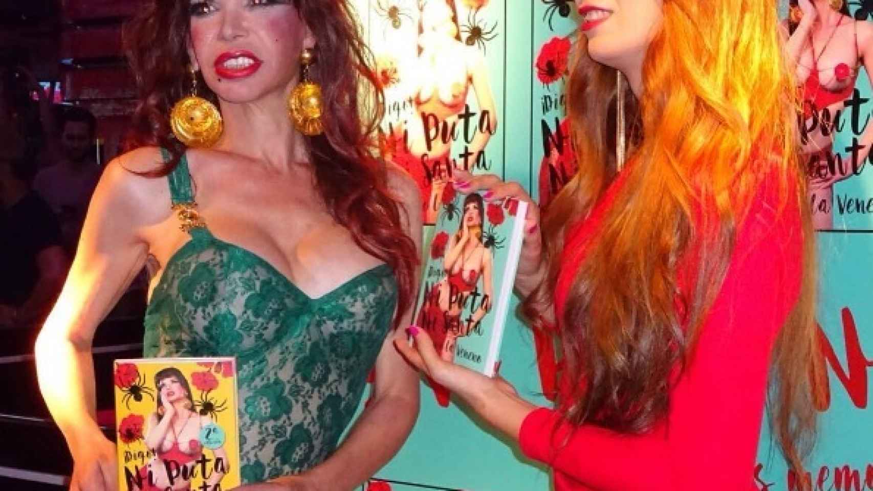 La Veneno muestra su biografía junto a la autora Valeria Vegas.