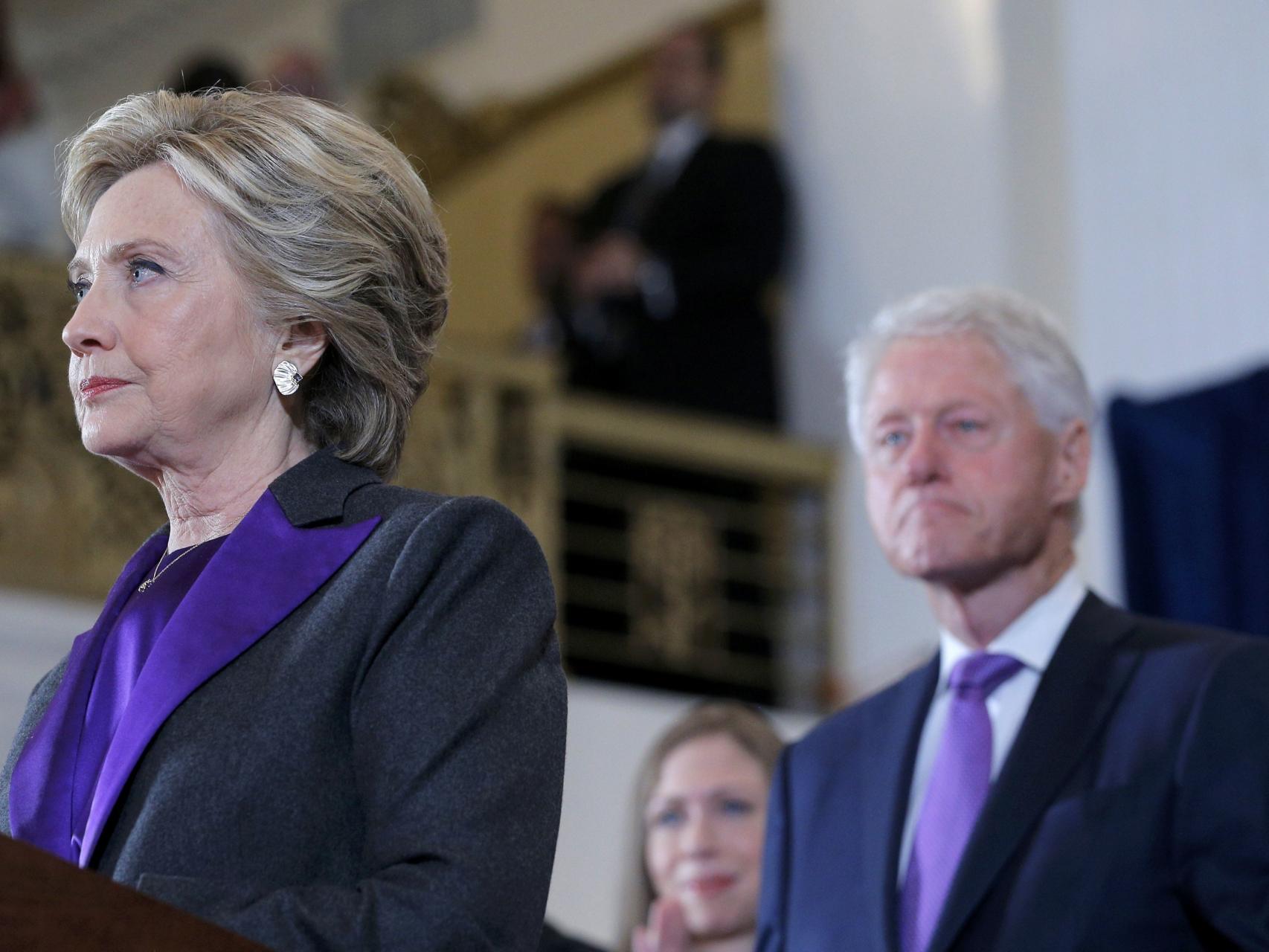 Hillary Clinton, durante su comparecencia, bajo la mirada de Bill Clinton.