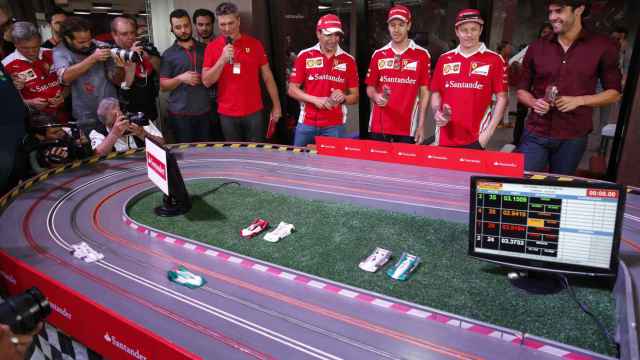 Los pilotos de Ferrari durante un evento promocional en Brasil.