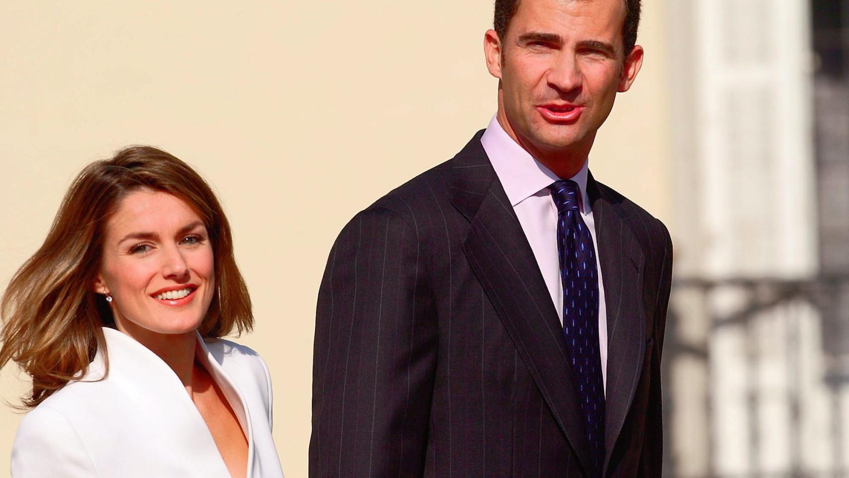 Felipe de Borbón y Letizia Ortiz durante la pedida de mano tras el anuncio de compromiso.