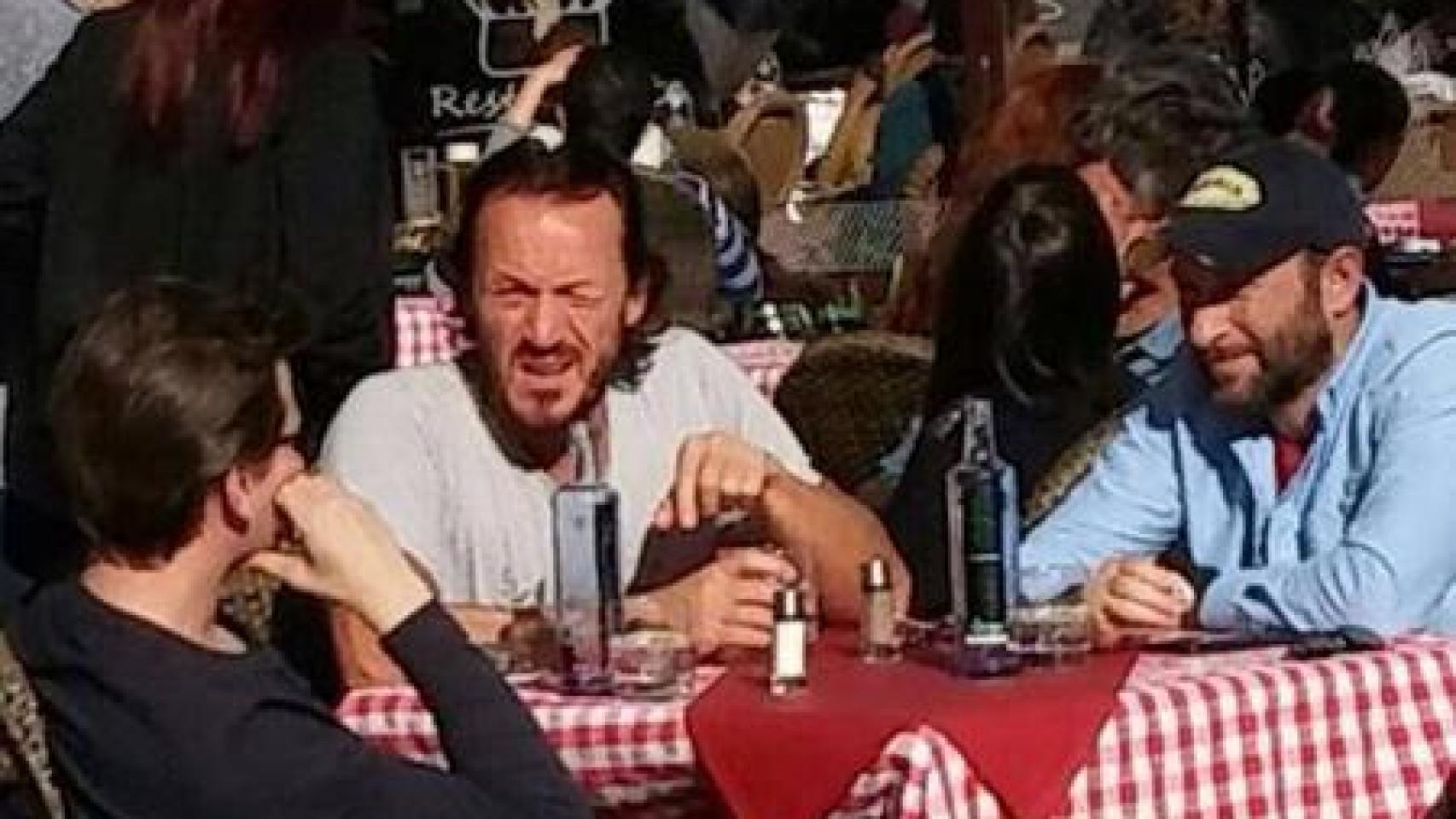 Jerome Flynn en una terraza de la Plaza Mayor de Cáceres.