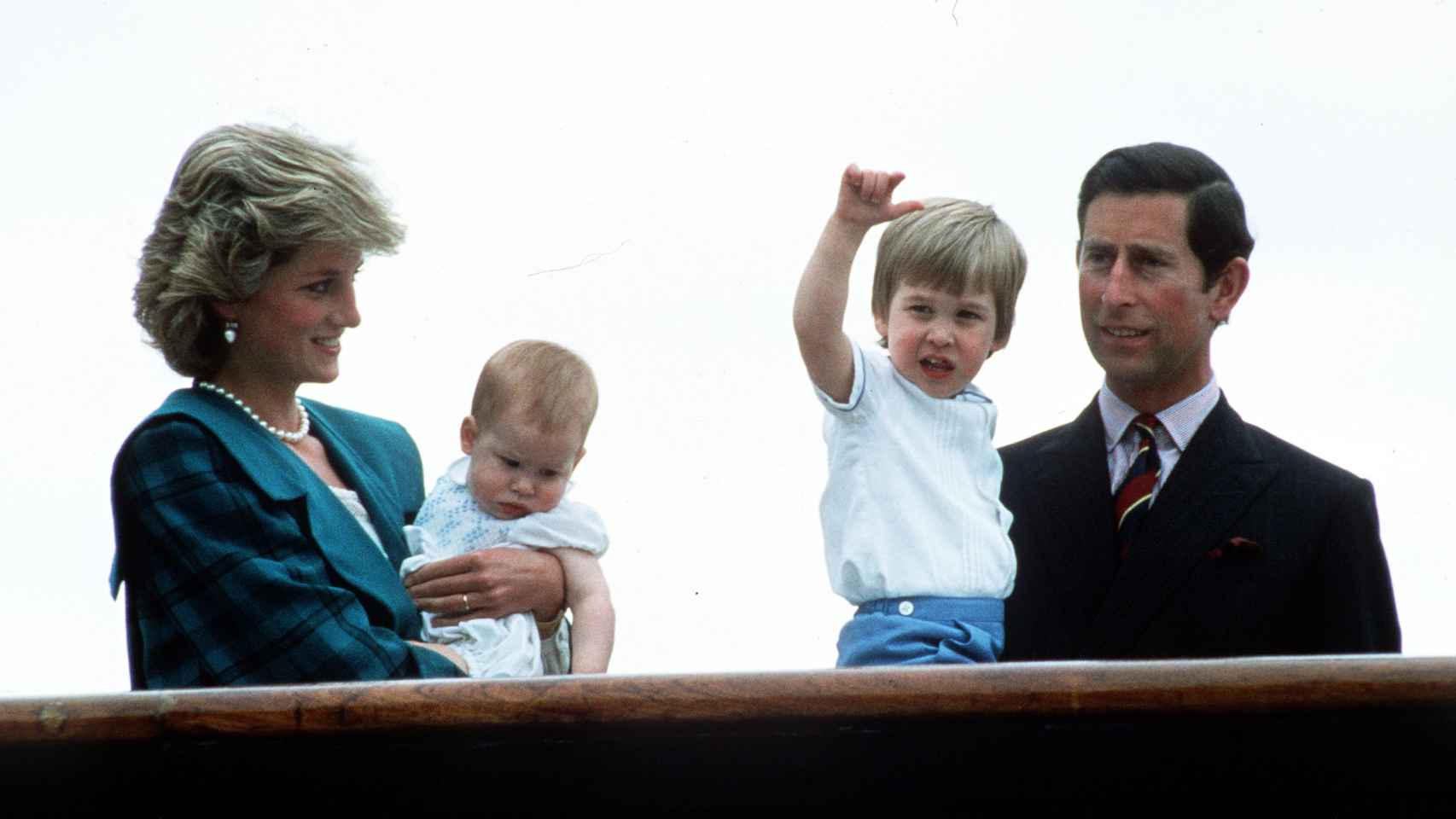 Carlos y Diana junto a sus hijos, en los años 80.