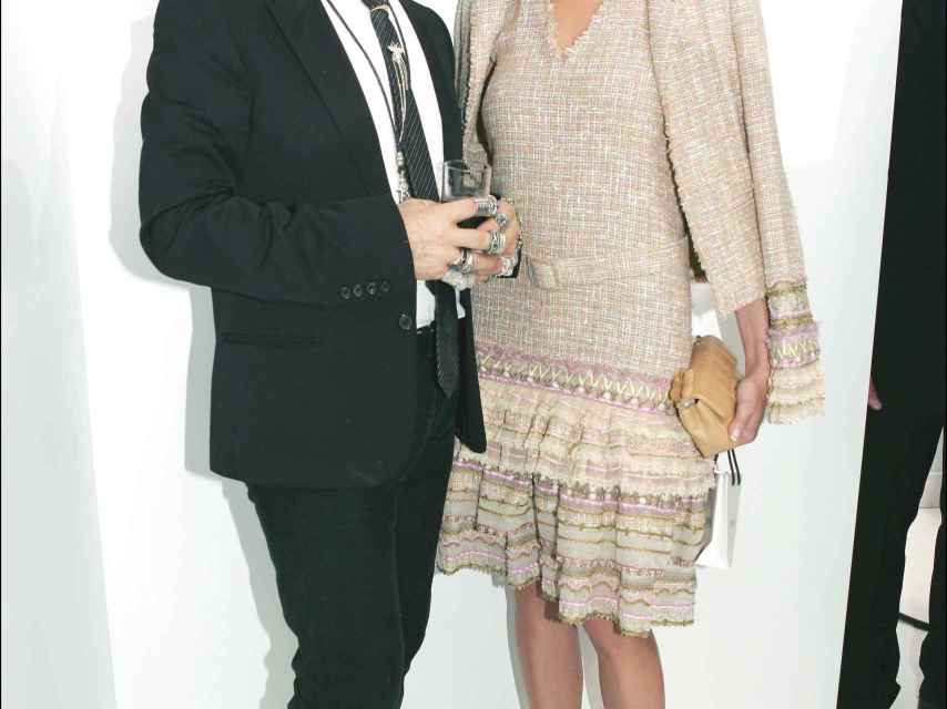 Melanie posa junto al diseñador Karl Lagerfeld en 2004.