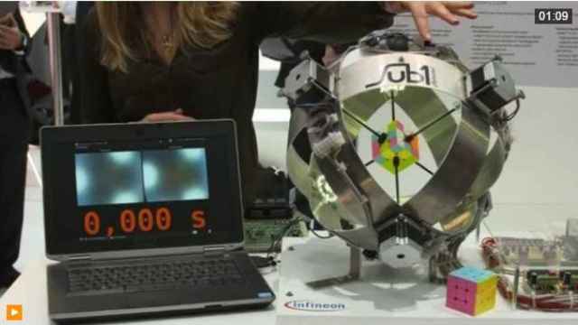 Este robot resuelve el cubo de Rubik en 0,6 segundos